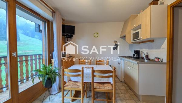 Studio cabine de 22 m2 avec balcon exposé sud et casier à ski offrant une vue dégagée sur les alpages et montagnes environnantes.