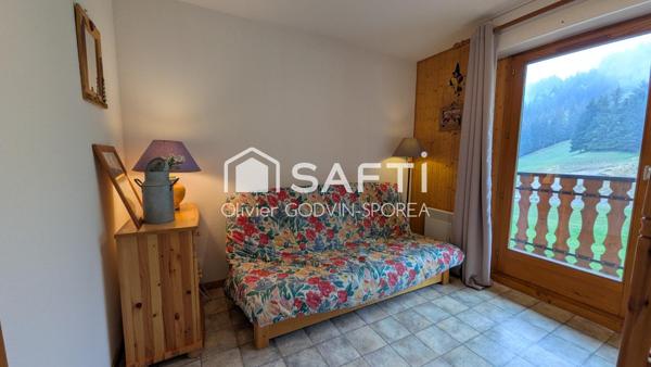 Studio cabine de 22 m2 avec balcon exposé sud et casier à ski offrant une vue dégagée sur les alpages et montagnes environnantes.