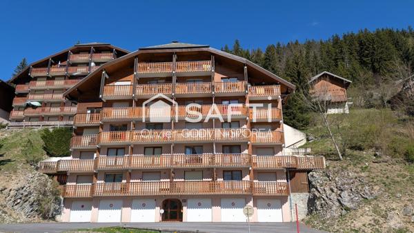 Studio cabine de 22 m2 avec balcon exposé sud et casier à ski offrant une vue dégagée sur les alpages et montagnes environnantes.