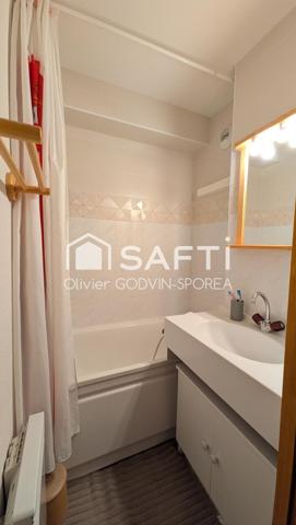 Studio cabine de 22 m2 avec balcon exposé sud et casier à ski offrant une vue dégagée sur les alpages et montagnes environnantes.
