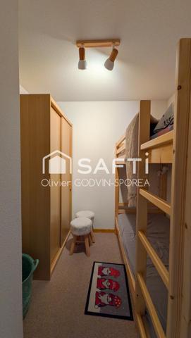 Studio cabine de 22 m2 avec balcon exposé sud et casier à ski offrant une vue dégagée sur les alpages et montagnes environnantes.