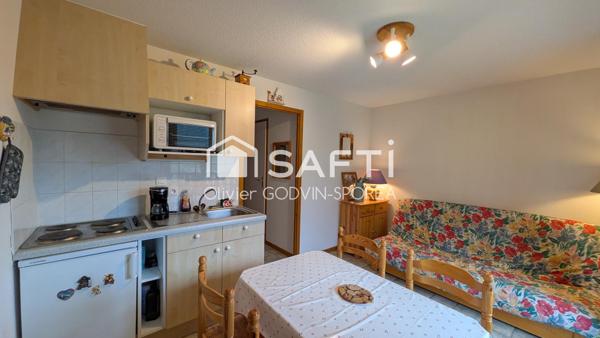 Studio cabine de 22 m2 avec balcon exposé sud et casier à ski offrant une vue dégagée sur les alpages et montagnes environnantes.