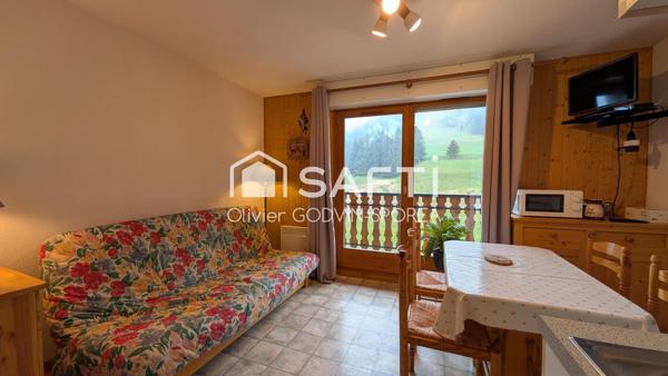Studio cabine de 22 m2 avec balcon exposé sud et casier à ski offrant une vue dégagée sur les alpages et montagnes environnantes.