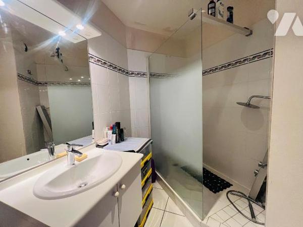 A VENDRE - ST MARC SUR MER - PLEIN CENTRE- EMPLACEMENT IDEAL - BEL APPARTEMENT T3 
Dans secteu...