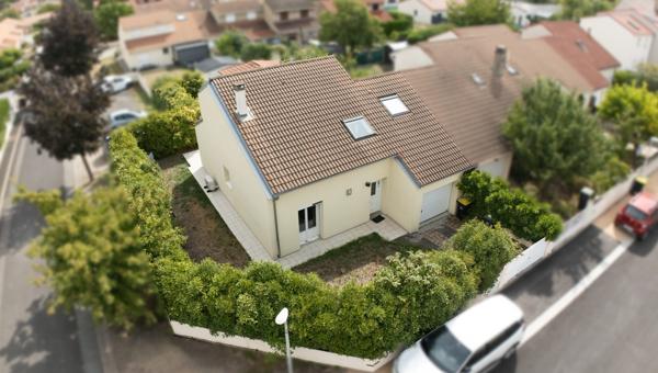 Maison mitoyenne, 2 chambres, terrasse et garage