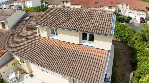 Maison mitoyenne, 2 chambres, terrasse et garage