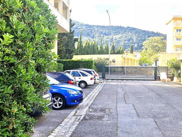 Appartement 3 chambres, balcons et parking