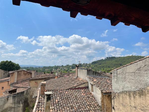 Cotignac (83570) COTIGNAC Magnifique maison de village avec une remise de 16m² et une belle cave voutée.