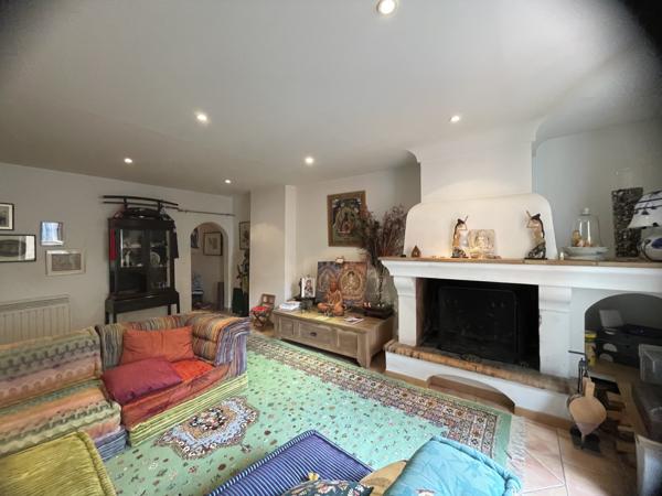 Cotignac (83570) COTIGNAC Magnifique maison de village avec une remise de 16m² et une belle cave voutée.