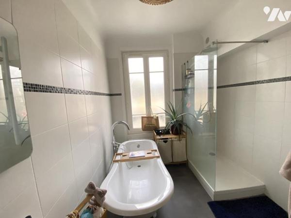 HYPER CENTRE / BEL APPARTEMENT ANCIEN DE CARACTERE