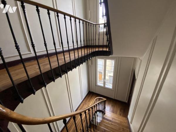 HYPER CENTRE / BEL APPARTEMENT ANCIEN DE CARACTERE