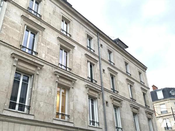 HYPER CENTRE / BEL APPARTEMENT ANCIEN DE CARACTERE