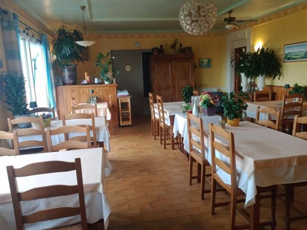 Très bel ensemble sur 6160m2 : Une affaire qui marche !!! 363 000 € H.A.I.*