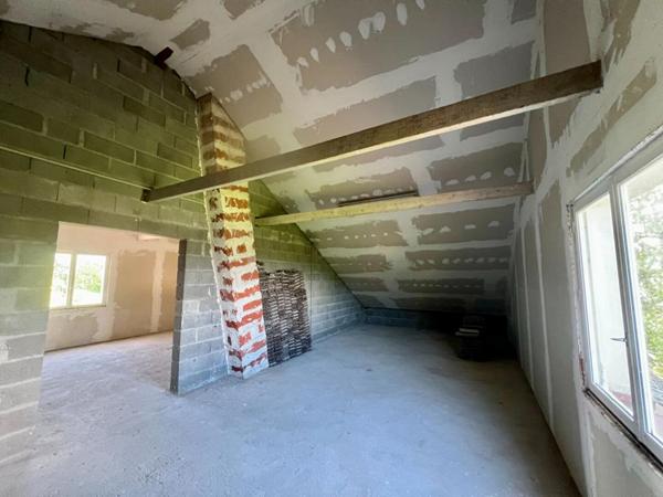 ENSEMBLE IMMOBILIER  MAISON + GARAGES ATELIERS