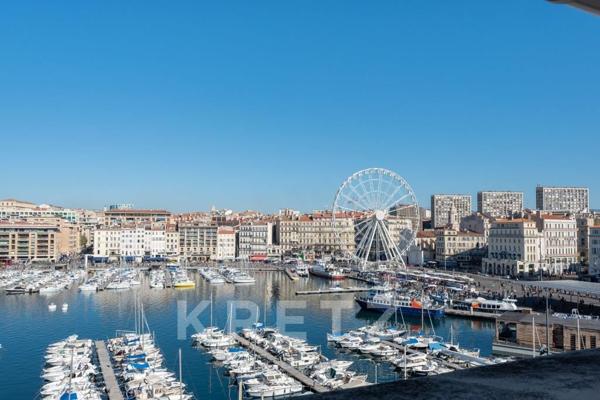 Appartement entièrement rénové avec vue dégagée sur le Vieux Port.