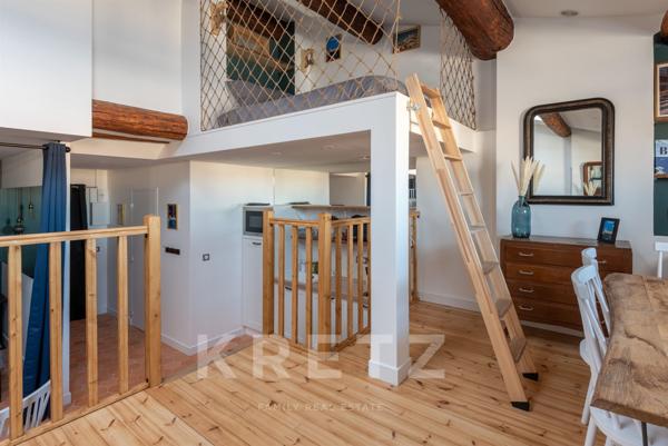 Appartement entièrement rénové avec vue dégagée sur le Vieux Port.