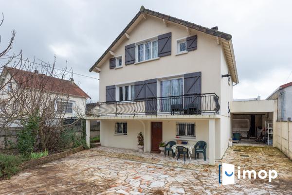 Maison 4 chambres avec grand jardin, garage triple  à 5 min des transports