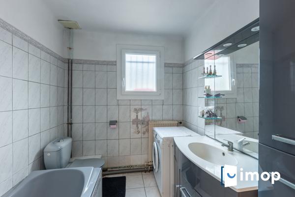 Maison 4 chambres avec grand jardin, garage triple  à 5 min des transports