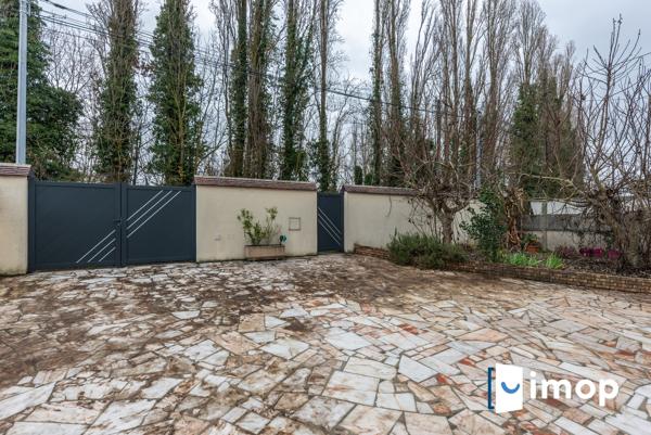 Maison 4 chambres avec grand jardin, garage triple  à 5 min des transports