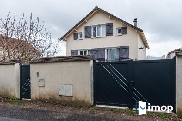 Maison 4 chambres avec grand jardin, garage triple  à 5 min des transports