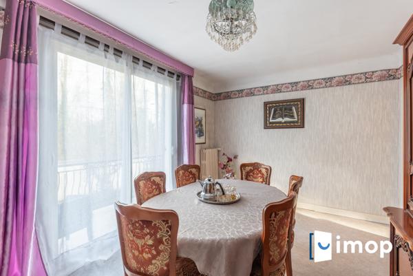 Maison 4 chambres avec grand jardin, garage triple  à 5 min des transports