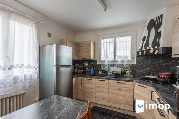 Maison 4 chambres avec grand jardin, garage triple  à 5 min des transports