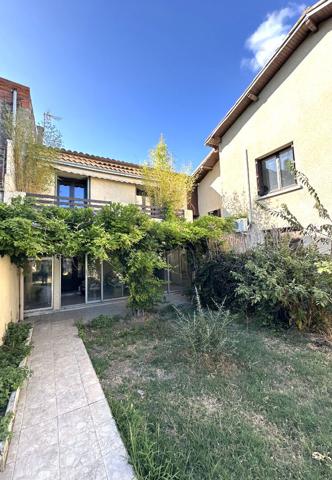 Maison de ville T4 à louer à Carcassonne proche gare SNCF avec jardin, terrasse, véranda, cave et parking