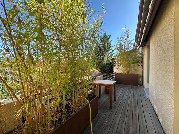 Maison de ville T4 à louer à Carcassonne proche gare SNCF avec jardin, terrasse, véranda, cave et parking