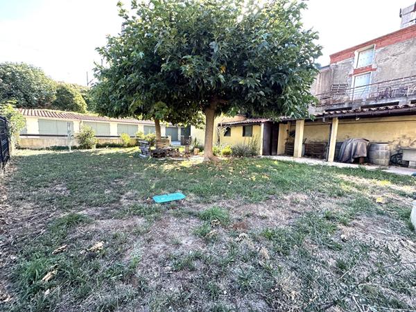 Maison de ville T4 à louer à Carcassonne proche gare SNCF avec jardin, terrasse, véranda, cave et parking