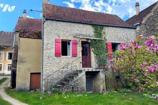 A VENDRE à SAINT-PERE (89450), à quelques kilomètres de VEZELAY :
Une maison de village élevée...