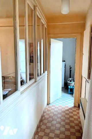 A VENDRE à SAINT-PERE (89450), à quelques kilomètres de VEZELAY :
Une maison de village élevée...