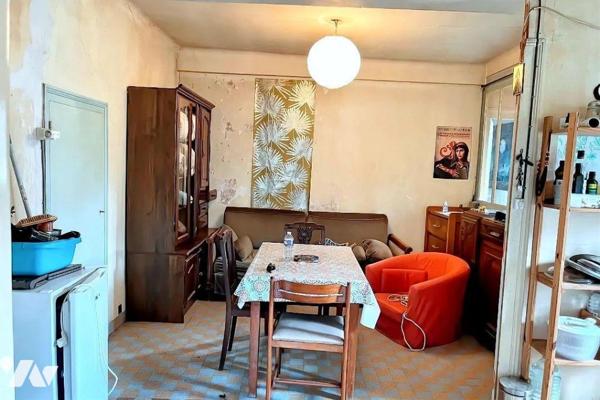 A VENDRE à SAINT-PERE (89450), à quelques kilomètres de VEZELAY :
Une maison de village élevée...