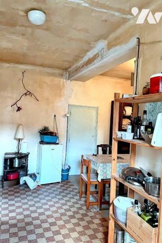 A VENDRE à SAINT-PERE (89450), à quelques kilomètres de VEZELAY :
Une maison de village élevée...