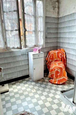 A VENDRE à SAINT-PERE (89450), à quelques kilomètres de VEZELAY :
Une maison de village élevée...