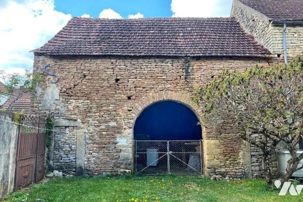 A VENDRE à SAINT-PERE (89450), à quelques kilomètres de VEZELAY :
Une maison de village élevée...