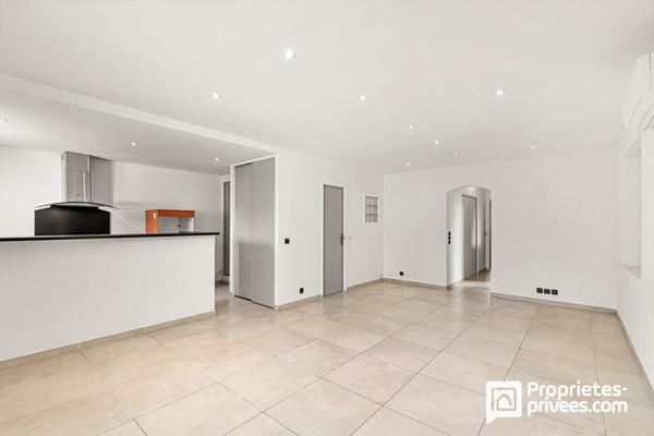 Superbe appartement rénové de plain-pied au coeur du village de Peymeinade