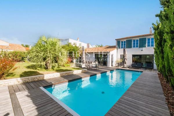 Maison d’architecte ancien clos, 190 m², histoire et modernité au cœur de La Flotte