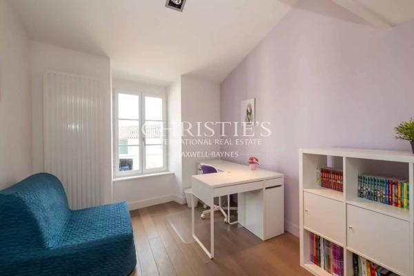 Maison d’architecte ancien clos, 190 m², histoire et modernité au cœur de La Flotte
