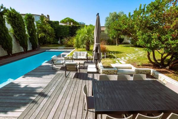 Maison d’architecte ancien clos, 190 m², histoire et modernité au cœur de La Flotte