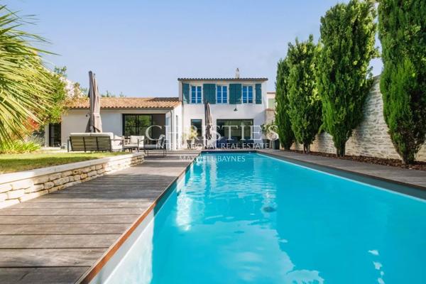 Maison d’architecte ancien clos, 190 m², histoire et modernité au cœur de La Flotte