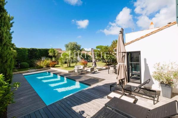 Maison d’architecte ancien clos, 190 m², histoire et modernité au cœur de La Flotte