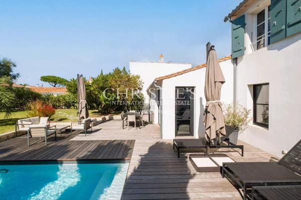 Maison d’architecte ancien clos, 190 m², histoire et modernité au cœur de La Flotte