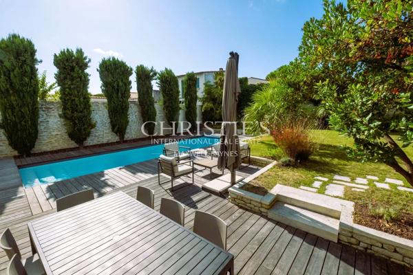 Maison d’architecte ancien clos, 190 m², histoire et modernité au cœur de La Flotte