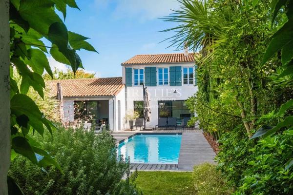 Maison d’architecte ancien clos, 190 m², histoire et modernité au cœur de La Flotte