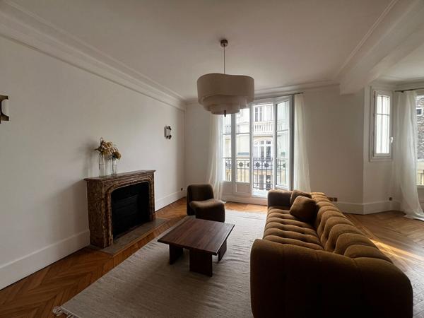 Paris 16, Élégant appartement de réception avec balcon, à deux pas de la Place Victor Hugo