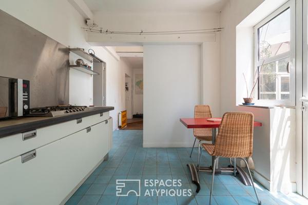Maison contemporaine avec patio et terrasse