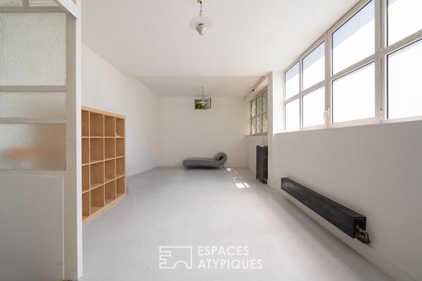 Maison contemporaine avec patio et terrasse
