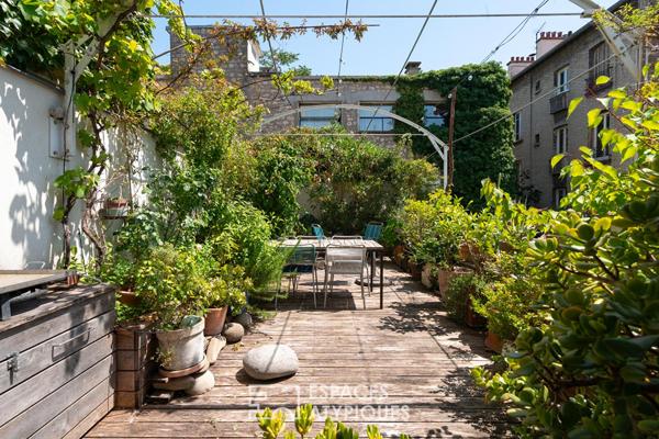 Maison contemporaine avec patio et terrasse
