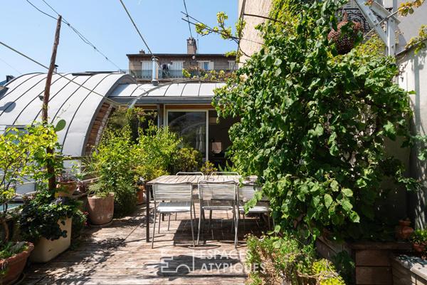 Maison contemporaine avec patio et terrasse