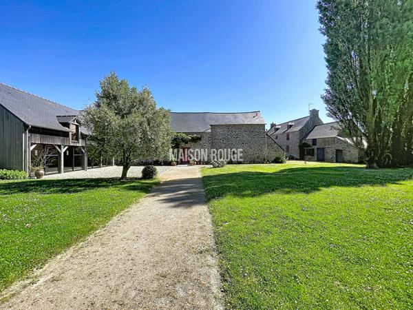 MONT-DOL - Maison de caractère avec dépendances et bâtiments professionnels dans un cadre verdoyant